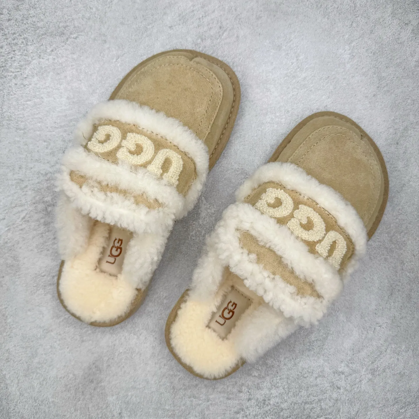 Pick up locally 💰 440 UGG slippers 1206 letter embroidered classic short-tube autumn and winter sheep fur all-in-one snow boots All shoes are made from the same factory as ZP Longfeng A-grade Australian imported sheep fur all-in-one Brand OEM production line Fully follow the ZP process flow OEM original pattern maker Adhere to no original shoes and no development selection Pay attention to every detail The most authentic version on the market TREADLITE "Light Wing" technology outsole Lightweight/durable/flexible/pile size: 35 36 37 38 39 40 Coding: by2936070